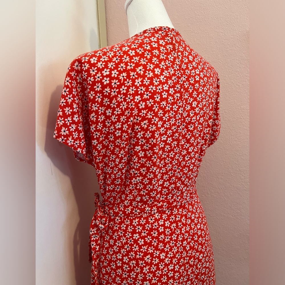 Red and white floral wrap dress - Picture 4 of 13